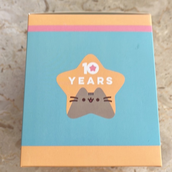 Pusheen Figurine 10 Year Anniversary Vinyl holding donut, NWT - Picture 3 of 4